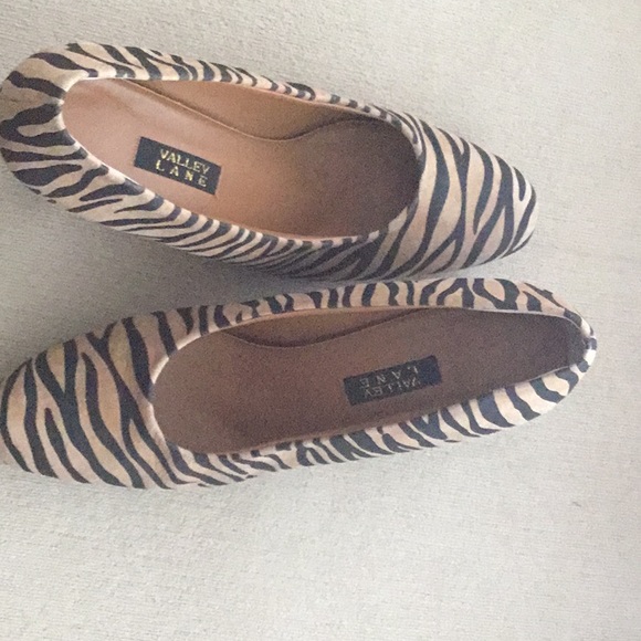 Black and Tan Zebra Striped Pumps With Chunk Heel - Picture 3 of 5